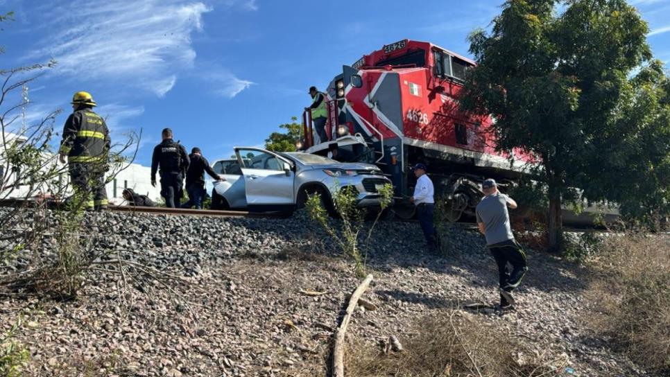 Una mujer y un menor resultaron heridos tras ser embestidos por el tren en Villas del Río en Culiacán