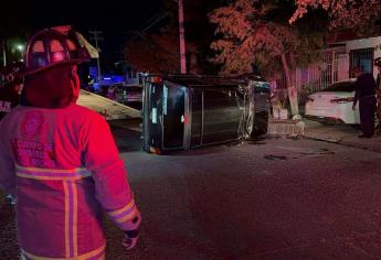 Choque y volcadura deja dos heridos y cuantiosos daños en Los Mochis