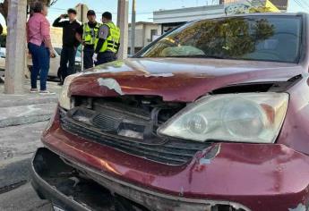 Joven se pasa el semáforo en rojo y choca contra un sedán en Los Mochis