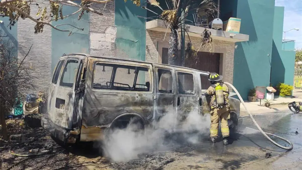 Se incendia camioneta estacionada en Hacienda del Seminario de Mazatlán