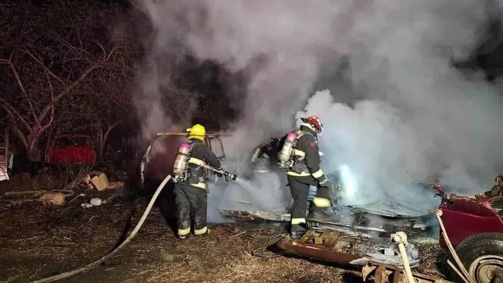 Se queman tres vehículos en la pensión Federal en Mazatlán. | FOTO: Luz Noticias.
