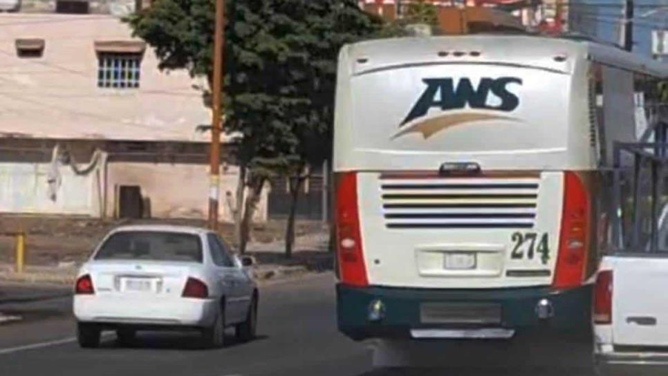 Denuncian a chofer de autobús Norte de Sinaloa por utilizar el celular manejando