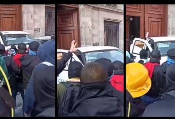 Normalistas de Ayotzinapa irrumpen e ingresan por la fuerza a Palacio Nacional | VIDEO