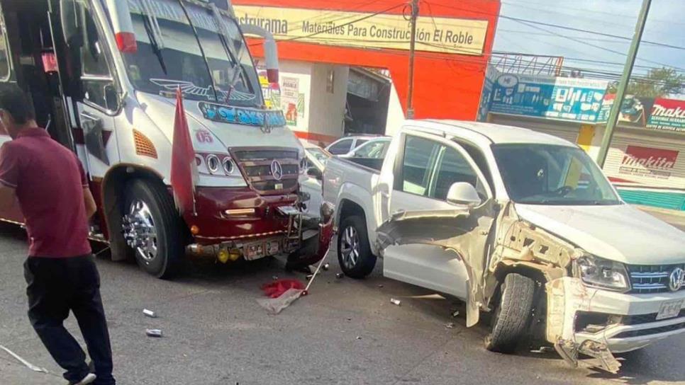Camión embiste a camioneta en la colonia Miguel Hidalgo, en Culiacán
