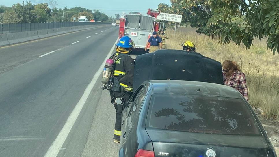 Automóvil se incendia en la carretera México 15 a la salida sur de Mazatlán