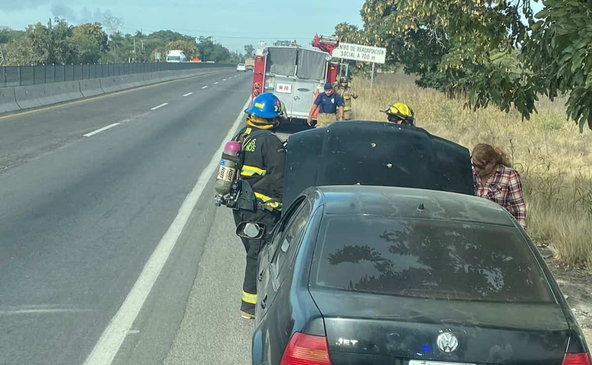 Automóvil se incendia en la carretera México 15 a la salida sur de Mazatlán