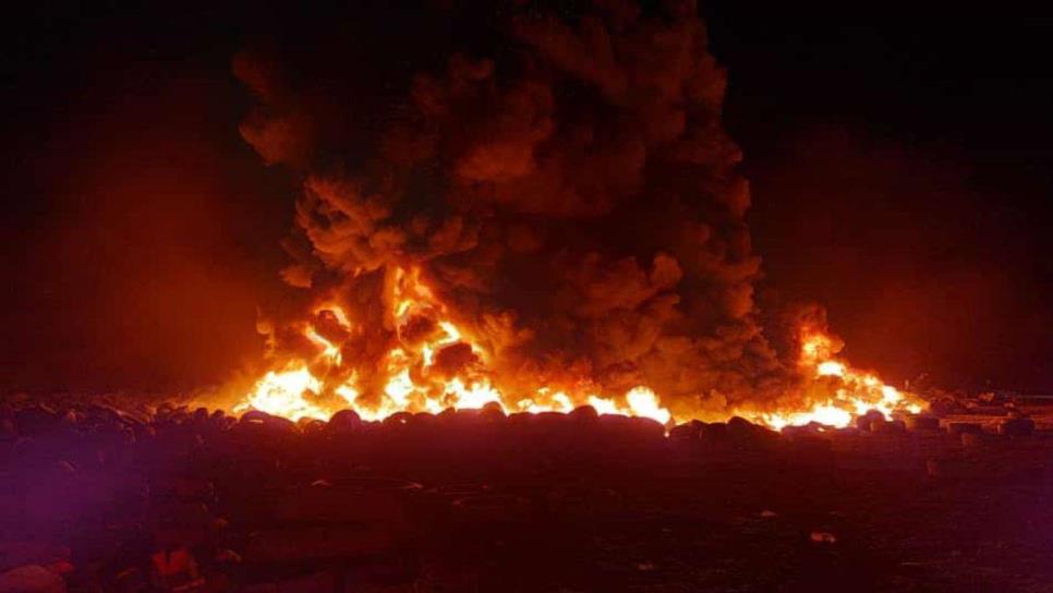 Fuerte incendio consume la zona de llantas en el basurón de Culiacán