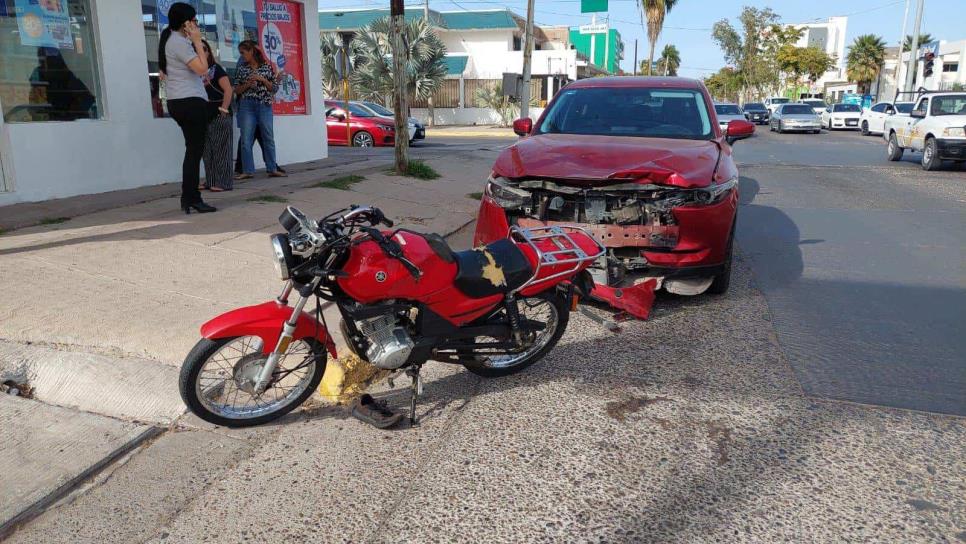 Intentan ganarle al semáforo y terminan impactados en su motocicleta en Los Mochis