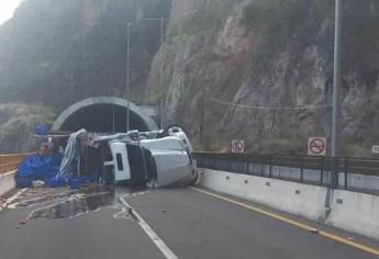 Cierre temporal en la carretera Mazatlán-Durango por volcadura de Tráiler