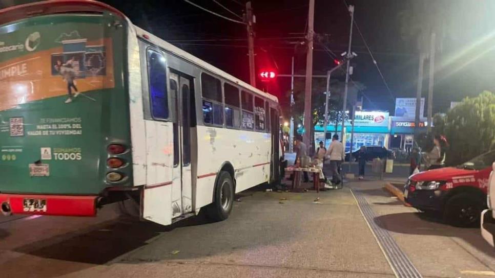Camión urbano pierde frenos y se estampa contra un poste de teléfono en Mazatlán 