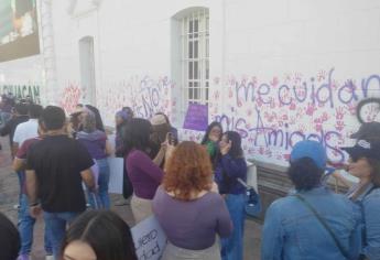 Mujeres vandalizan Palacio Municipal y bloquean la Obregón en Culiacán