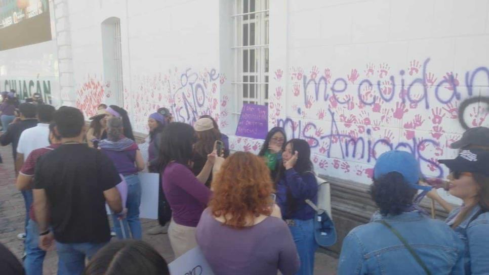 Mujeres vandalizan Palacio Municipal y bloquean la Obregón en Culiacán