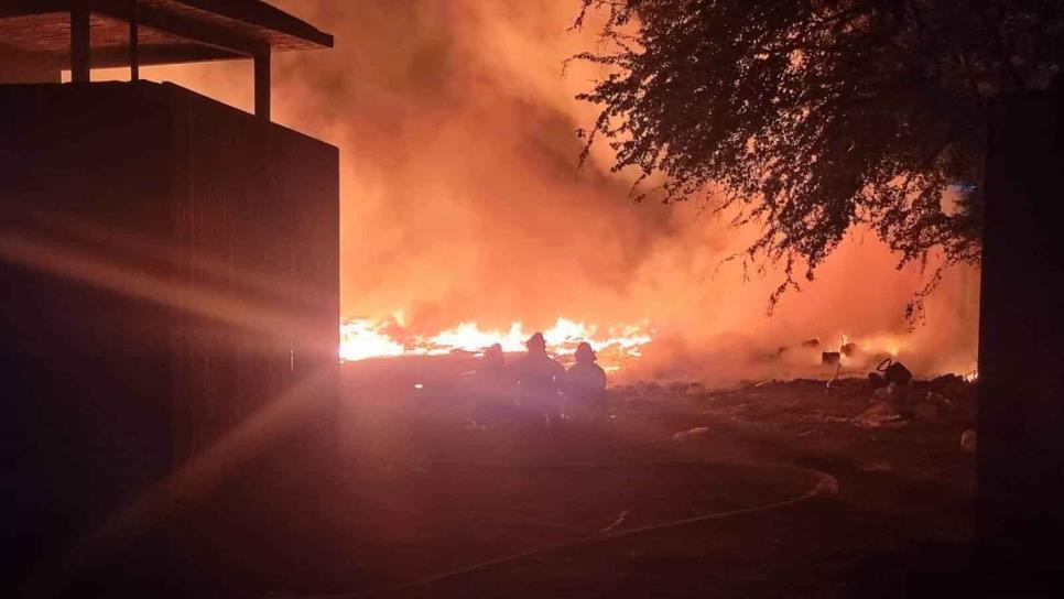 Fuerte incendio moviliza a Bomberos a la colonia El Ranchito, en Culiacán