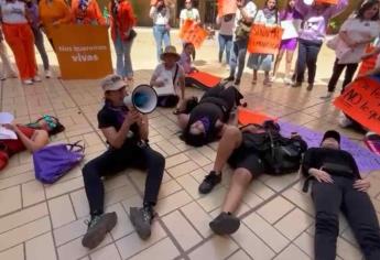 Mujeres se manifiestan en Palacio de Gobierno y exigen «ni una más»