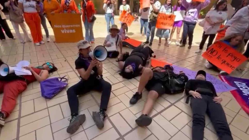 Mujeres se manifiestan en Palacio de Gobierno y exigen «ni una más»