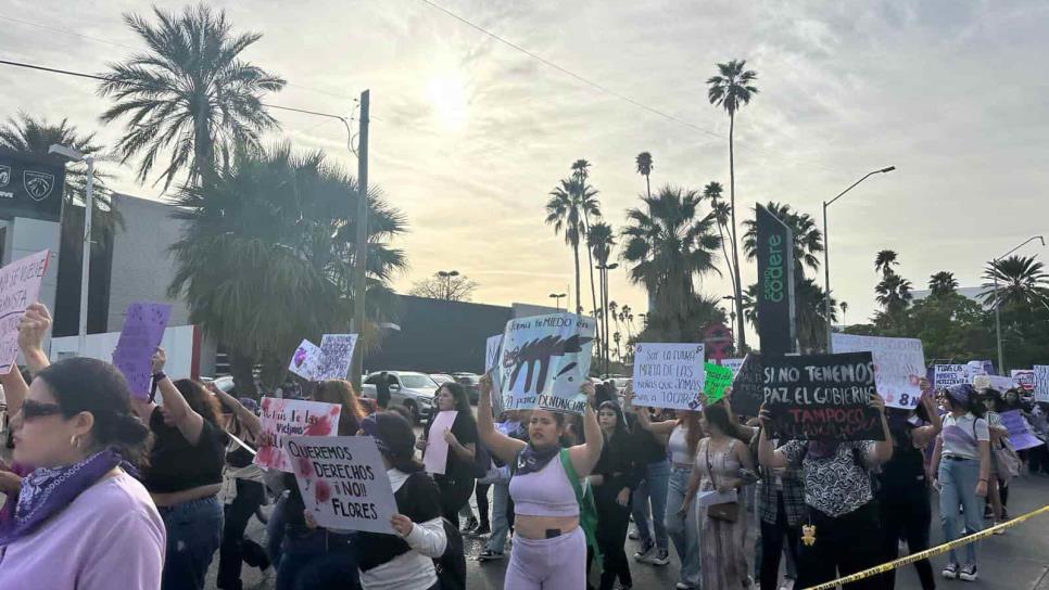 «A pesar de amenazas», Mujeres salen a marchar en Los Mochis 