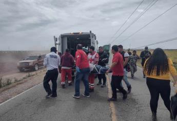 Tres adultos mayores salen heridos al salir del camino y derribar un poste de la CFE, en Guasave