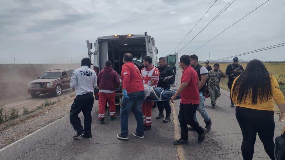 Tres adultos mayores salen heridos al salir del camino y derribar un poste de la CFE, en Guasave