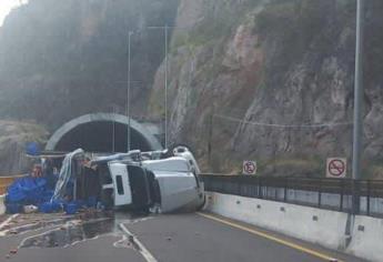 Abren la Mazatlán-Durango tras permanecer cerrada por volcadura de un tráiler