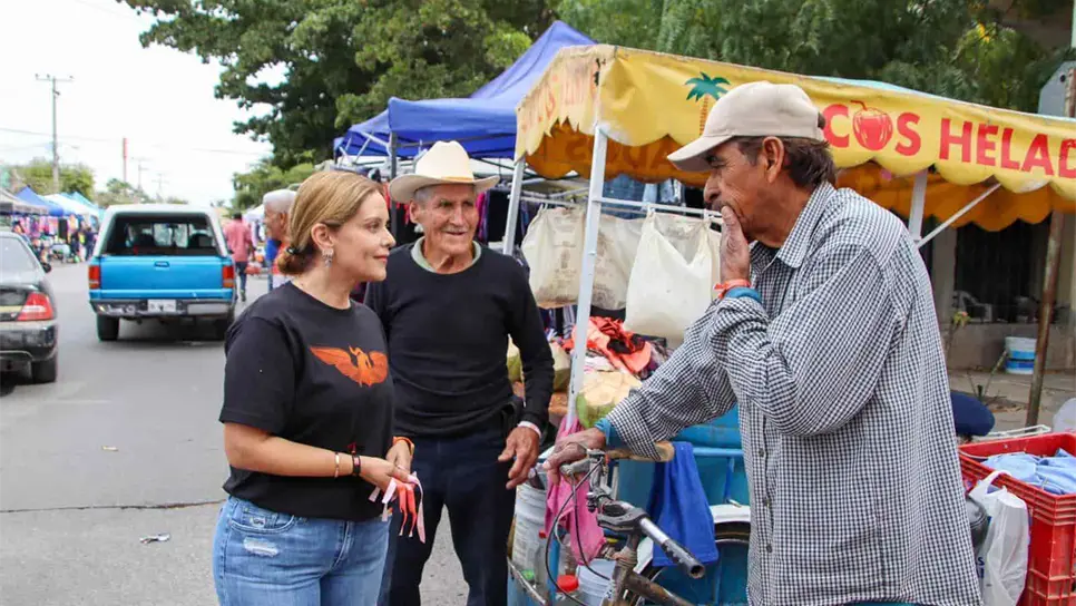 Fernanda Rivera y Bárbara Fox visitan el tianguis de la Jaramillo en Ahome. | FOTO: Luz Noticias.