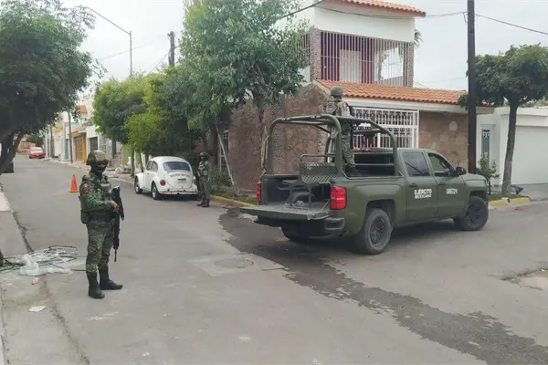 Militares quiebran puerta y cristales de una casa de la CANACO en Culiacán Militares quiebran puerta y cristales de una casa de la CANACO en Culiacán