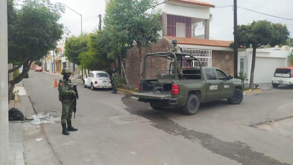 Militares quiebran puerta y cristales de una casa de la CANACO en Culiacán