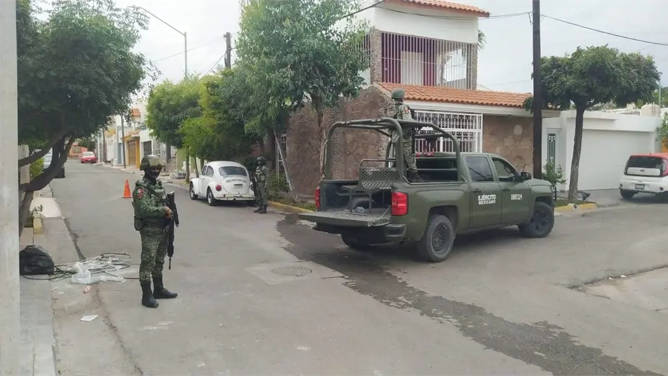 Militares realizan otro operativo en una residencia en el fraccionamiento Canaco, Culiacán.