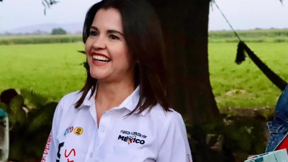 Liliana Cárdenas se mete a la parcela a pedir el voto de los agricultores 