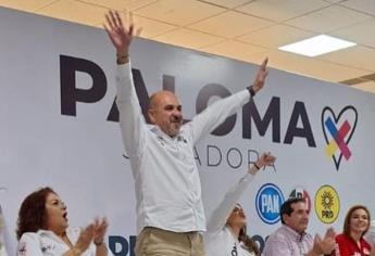 Con libreta en mano Humberto Valenzuela anota lo que hará si gana como diputado en distrito 04