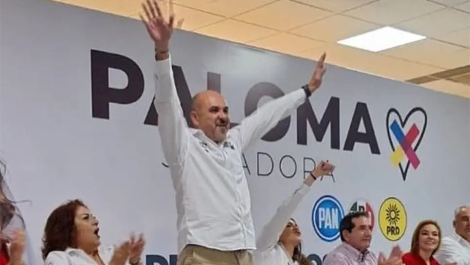 Con libreta en mano Humberto Valenzuela anota lo que hará si gana como diputado en distrito 04