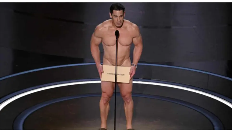 John Cena sorprende al aparecer desnudo en los Premios Oscar 2024. | FOTO: Twitter.