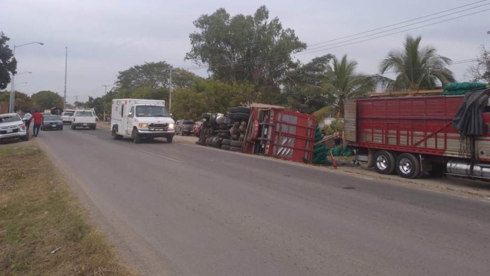 Camión cargado con chiles vuelca en la entrada de Villa Unión