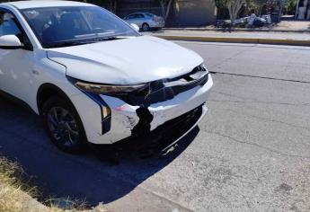 Conductor invade carril y embiste a motociclista en Los Mochis