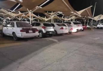 Despojan vehículo de lujo a una mujer en el estacionamiento de un centro comercial de Culiacán