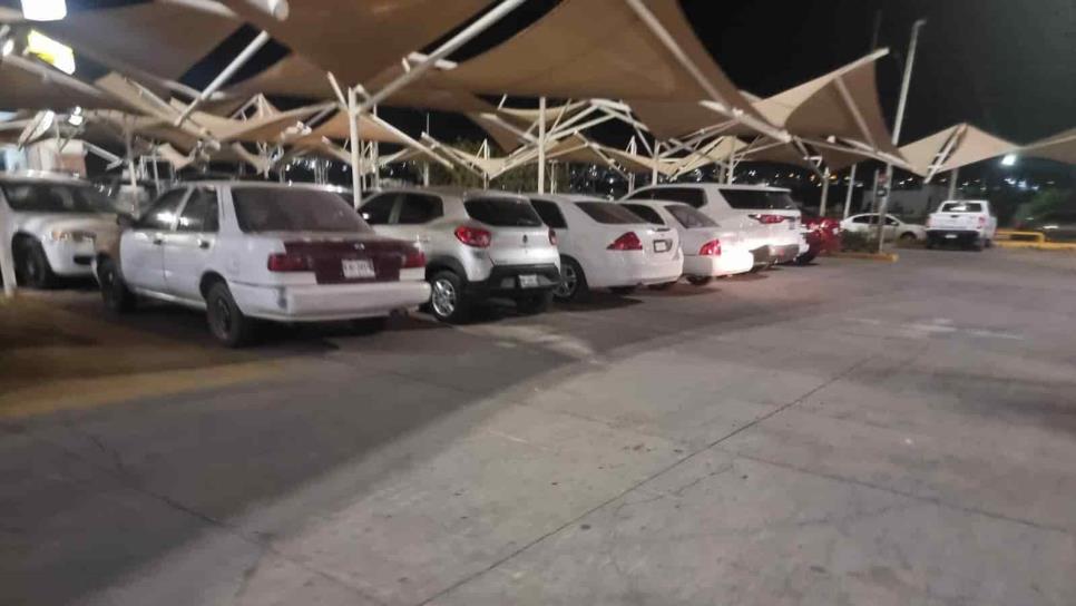 Despojan vehículo de lujo a una mujer en el estacionamiento de un centro comercial de Culiacán