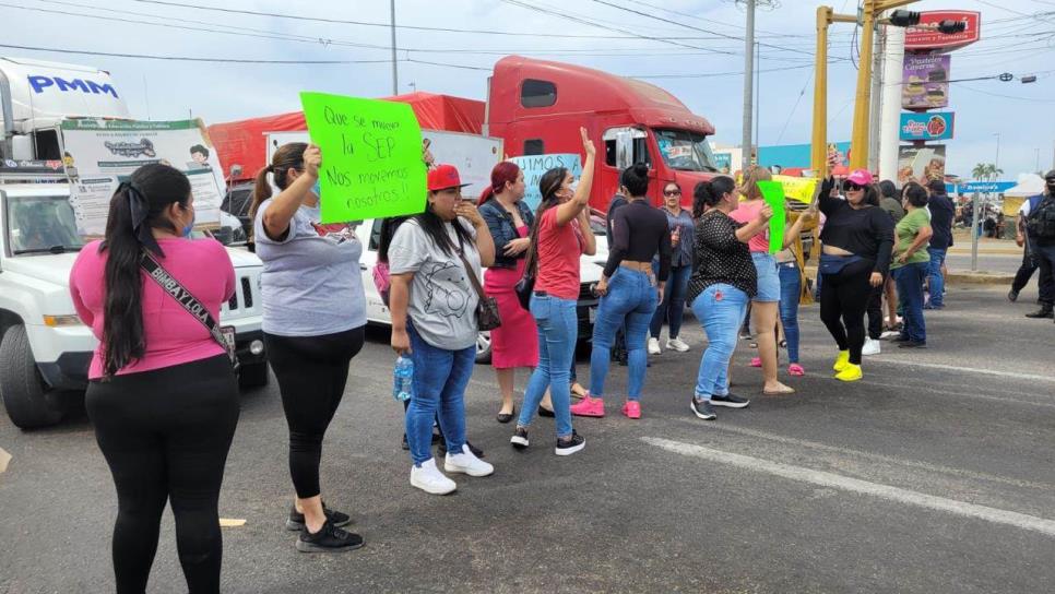 Padres de familia del kínder Gabilondo Soler cierran la salida norte de Mazatlán