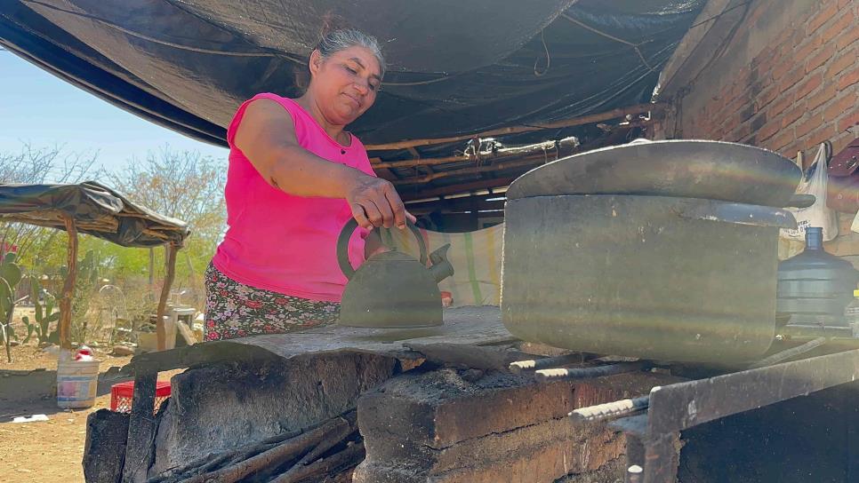 Por sequía, pobladores de El Mahone, El Fuerte, acarrean agua del río en garrafones 