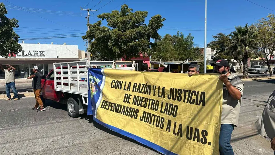 Con bloqueo vial en Los Mochis, trabajadores y estudiantes de la UAS exigen un alto a la persecución política