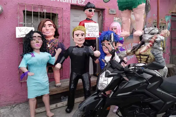 Piñatería Ramírez lo hace de nuevo: crean piñata de motociclista agredido por feministas Piñatería Ramírez lo hace de nuevo: crean piñata de motociclista agredido por feministas