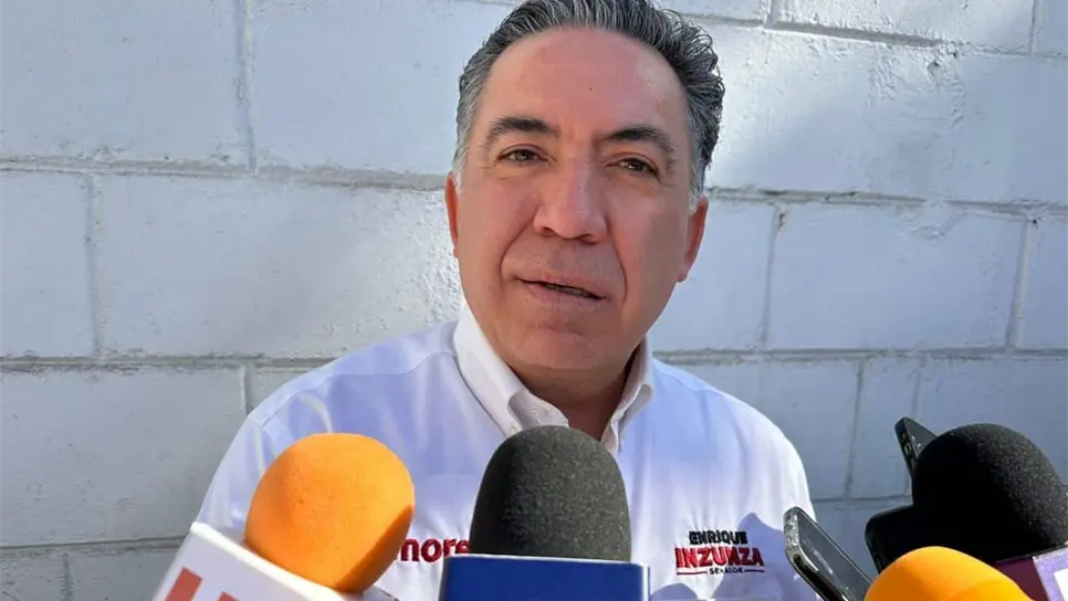 Enrique Inzunza canta junto a comerciantes del mercado de Eldorado durante campaña