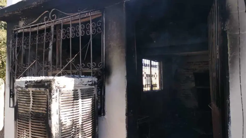 Familia lo pierde todo tras incendiarse su casa en Infonavit Bachomo en Los Mochis