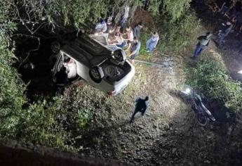 Vehículo cae de un puente tras carambola en El Salado