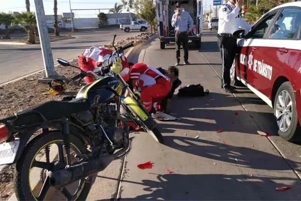 Motociclista choca a una patrulla de Tránsito Municipal de Ahome en Los Mochis Motociclista choca a una patrulla de Tránsito Municipal de Ahome en Los Mochis