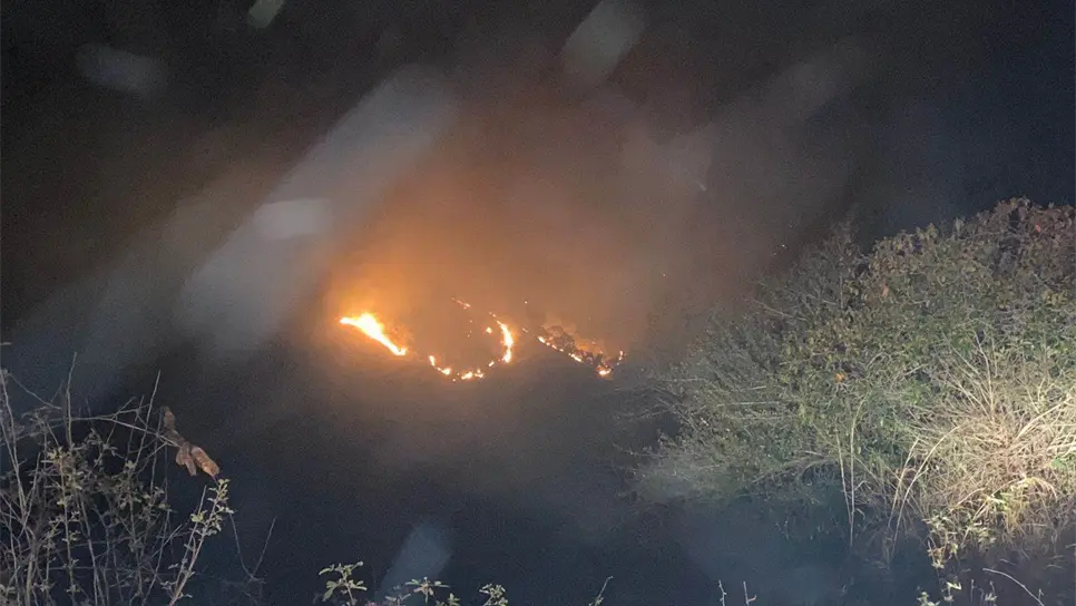 El incendio representa un riesgo para la comunidad. FOTO: Cortesía