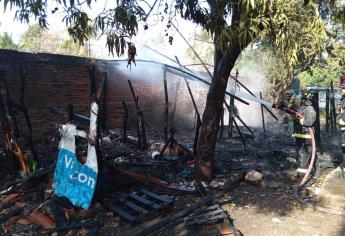 Incendio reduce a cenizas dos casas de lámina y madera en Mazatlán