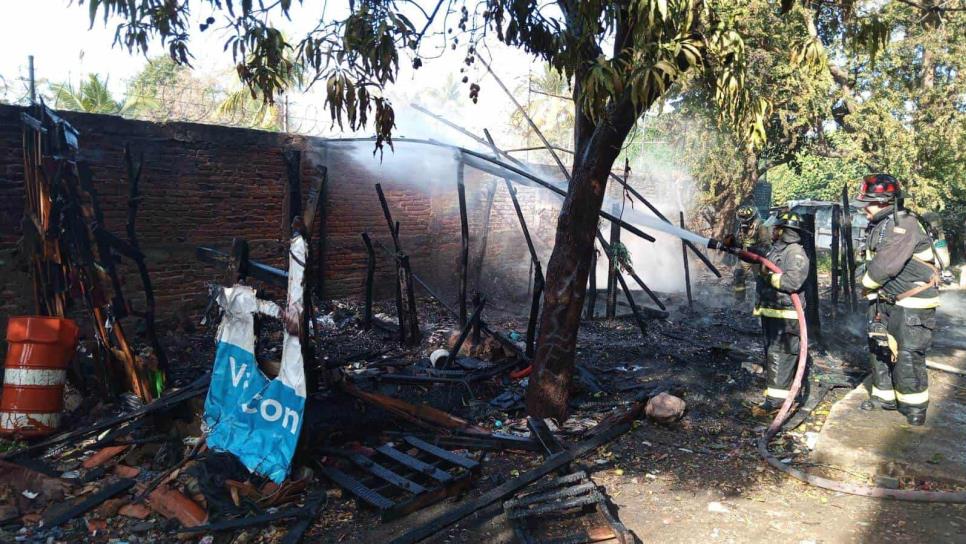 Incendio reduce a cenizas dos casas de lámina y madera en Mazatlán