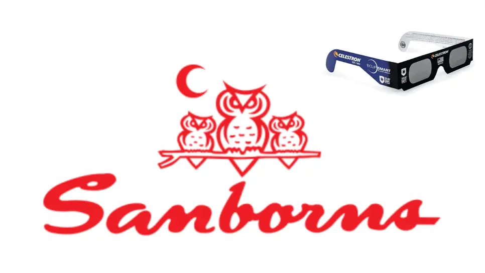 Sanborns se encuentra rematando los lentes con certificación adecuada para ver el Eclipse 2024. FOTO: Sanborns