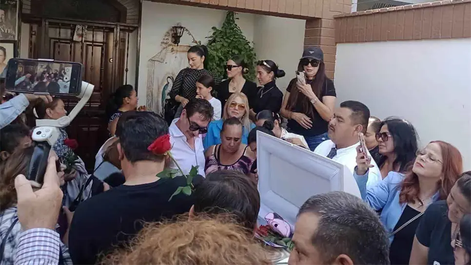 El féretro blanco de Gilberto Salomón Vázquez.