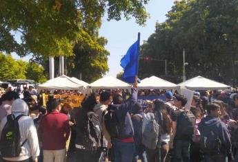 Manifestantes de la UAS protestan en Palacio de Gobierno