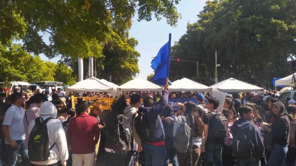 Manifestantes de la UAS protestan en Palacio de Gobierno